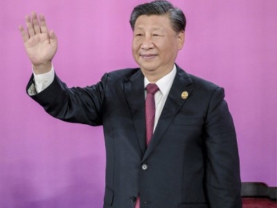 第十九届亚洲运动会在杭州隆重开幕习近平出席开幕式并宣布本届亚运会开幕蔡奇丁薛祥 来自亚洲各地的领导人和贵宾等出席9月23日晚，第十九届亚洲运动会在浙江省杭州市隆重开幕。这是国家主席习近平在主席台上向大家挥手致意。新华社记者 李学仁 摄潮涌钱江喜迎