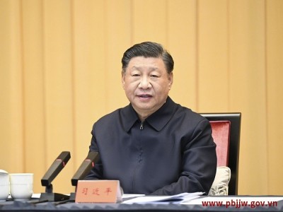 习近平主持召开深入推进长三角一体化发展座谈会强调推动长三角一体化发展取得新的重大突破在中国式现代化中更好发挥引领示范作用李强蔡奇出席 11月30日上午，中共中央总书记、国家主席、中央军委主席习近平在上海主持召开深入推进长三角一体化发展座谈会并发