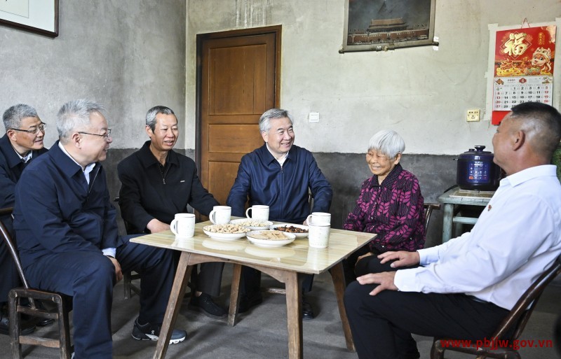 中共中央政治局常委、中央纪委书记李希14日至17日到湖南调研。他强调，纪检监察机关要深入学习贯彻习近平新时代中国特色社会主义思想特别是习近平总书记关于党的自我革命的重要思想，坚定拥护“两个确立”、坚决做到“两个维护”，扎实开展深入贯彻中央八项规